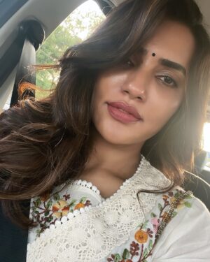 Akshara Gowda Instagram - Anbe sugama ? Azhage sugama ? ❤️🥰 

 #aksharagowda #stylishtamilachi #aksharagowdabikki #stylishtamizhachi 
#mumbai #hyderabad #chennai 

#pregnant #pregnancy #momtobe #babyontheway #babyonboard #expecting #bunintheoven #novemberbaby #parenthood #newmom #newmum #newparents #parentingjourney #skincare #music 

PS : I told you he has best taste in music 🎵 @fatheroffloki ❤️