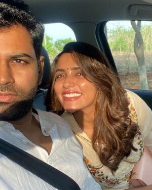 Akshara Gowda Instagram - Anbe sugama ? Azhage sugama ? ❤️🥰 

 #aksharagowda #stylishtamilachi #aksharagowdabikki #stylishtamizhachi 
#mumbai #hyderabad #chennai 

#pregnant #pregnancy #momtobe #babyontheway #babyonboard #expecting #bunintheoven #novemberbaby #parenthood #newmom #newmum #newparents #parentingjourney #skincare #music 

PS : I told you he has best taste in music 🎵 @fatheroffloki ❤️