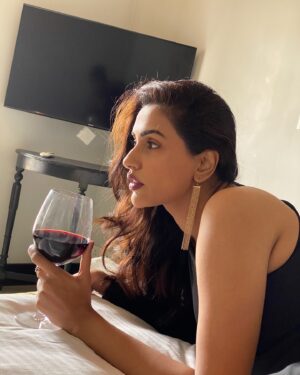 Akshara Gowda Instagram - To INSPIRE , HUMOUR & make you THIRSTY ❤️🍷

📸 @fatheroffloki

 #aksharagowda #stylishtamilachi #aksharagowdabikki #stylishtamizhachi 
#mumbai #hyderabad #wine
