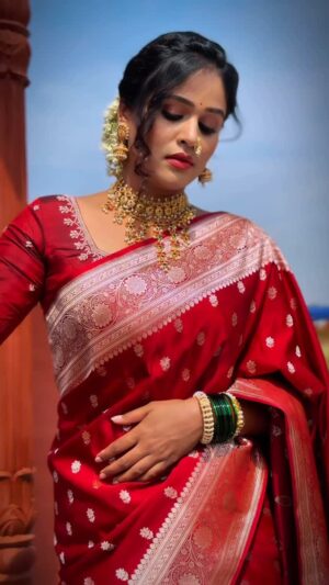 Akshaya Deodhar Instagram - भरजरी महासंगम ..❤️

Wearing this beautiful banarasi saree by @bharjaribynam 🌹

Blouse- @_shubhangipashankar_ 
Jwellery- @dhanashree_art_jewels 
Video credits - @abhi_sarphale_10
