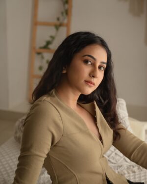 Akshaya hariharan Instagram - Serving looks 🍂  Shot by - @irst_photography  Makeup - @mvmakeovermuse  Hair - @pavithra_hairstylist_and_mua