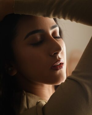 Akshaya hariharan Instagram - Serving looks 🍂  Shot by - @irst_photography  Makeup - @mvmakeovermuse  Hair - @pavithra_hairstylist_and_mua