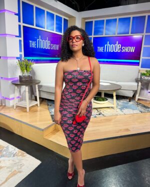 Alana Monteiro Instagram - What are y’all stepping into on Valentine’s Day ? 🤓 💝 ❤️