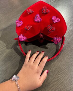 Alana Monteiro Instagram - What are y’all stepping into on Valentine’s Day ? 🤓 💝 ❤️