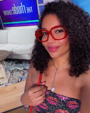 Alana Monteiro Instagram - What are y’all stepping into on Valentine’s Day ? 🤓 💝 ❤️