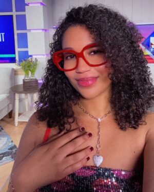 Alana Monteiro Instagram - What are y’all stepping into on Valentine’s Day ? 🤓 💝 ❤️