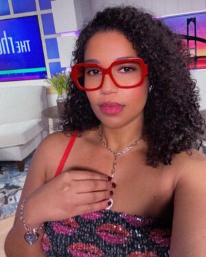 Alana Monteiro Instagram - What are y’all stepping into on Valentine’s Day ? 🤓 💝 ❤️