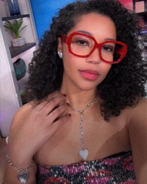 Alana Monteiro Instagram - What are y’all stepping into on Valentine’s Day ? 🤓 💝 ❤️