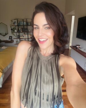Alejandra Ambrosi Instagram - ✨💛 Pongámosle una gran y enorme sonrisa al lunes para que sea tan brillante como nuestra mejor actitud 😄💃