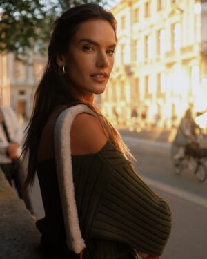 Alessandra Ambrosio Instagram - sous le ciel de Paris » ✨🌅 | @alessandraambrosio