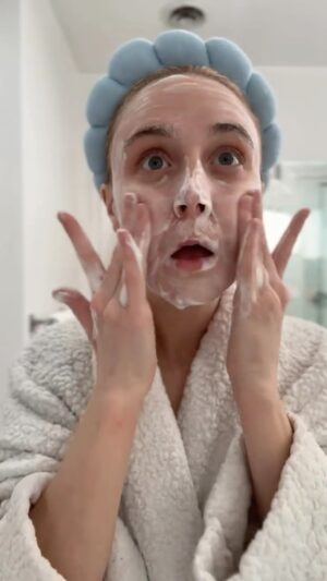 Alessandra Torresani Instagram - Self-care but make it fun! ✨ The Start Young Bundle from @pipa_skincare makes skincare easy, safe, and glow-worthy for tweens—because great habits start young! Moms, you’ll love it too (because less drama = more glow!). Who’s ready to #GlowWithPipa? ✨💖 #TweenSkincare #CleanBeauty #MomAndTween #ad