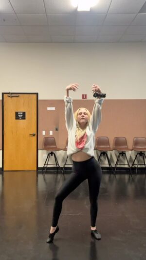 Alessandra Torresani Instagram - A Mom Mental Health Practice • dancing sexy in a room full of supportive humans who share a bond for the love of dance and love of LA! 

These days I wake up with such appreciation for my body, life, family and a place to call home. Seeing my daughter this week smile in dance class inspired me to get in touch with my mind and body in my own dance class . 

Thank you @joeaaronreid and @garrymarshalltheatre for creating a trusted space to let your emotions flow!