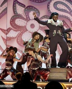 Alexa Blair Robertson Instagram - MY FIRST GRAMMY RODEO! @shaboozey 🤠 someone pinch me! a true dream come true & I got to do it with my girls! thank you to @fatima_noir @iamdjdubz for believing in me— my gratitude is overflowing. little me is so proud right now🥹🥹🥹🥹