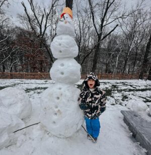 Alexa PenaVega Instagram - I think it’s safe to say the PenaVega fam is even more in love with Tennessee after these last couple days …💜 ❄️ 🏠 #snowday