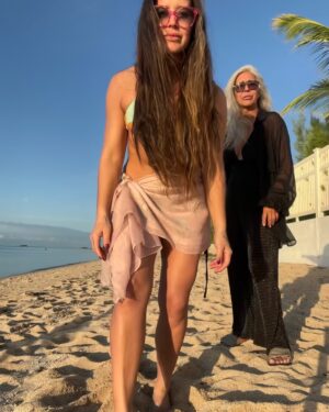 Alexandra Cosentino Instagram - Le recap de 2024 viendra, mais d’ici là, voici ce que je souhaite pour 2025: plus de moments 😍 comme ceux-ci!!! 

Après l’année la plus difficile/challengente de ma vie (littéralement) ce temps de qualité incroyable en famille est tellement mais TELLEMENT précieux!!! Je suis infiniment grateful d’avoir (presque) toute ma famille à mes côtés pour traverser cette nouvelle année ! 

Un vieux dicton que j’aime bien: “Ce que vous ferez le premier jour de l’année dictera les prochaines saisons”! Je nous souhaite des moments comme ça à profusion en 2025!

Happy new year la gang,
Merci de me suivre dans cette folie, dans ce projet, dans cette mission, dans cette nouvelle vie avec @sirkmayer , Brixton et nos 8 chevaux 🐴! Quitter la ville pour s’installer en campagne de Nassau dans les Bahamas … c’était pas exactement ce que j’avais picture en tête, mais je comprend que rien de grand vient avec facilité dans la vie et j’ai tellement appris et grandi vous avez pas idée … certaines de mes amies, je ne les ai pas vu depuis 1 an et je sais qu’elles me feront que j’ai positivement été transformé par cette expérience!

Je me souhaite aussi de me permettre d’être cette “rock star” ⭐️ strong & free, physically & mentally… parce que je le mérite, parce que je suis tellement fière de moi, de nous, de ce qu’on a bravement accompli en 2024… Seigneur, merci merci merci… pour la protection, l’amour, la santé, la famille, la paix, la sérénité, l’amitié, la vie… Merci 🙏🏽 

#hello2025 #thankyou2024 #familia #bahamas #newyearsresolutions