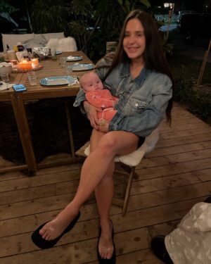 Alexandra Cosentino Instagram - Le recap de 2024 viendra, mais d’ici là, voici ce que je souhaite pour 2025: plus de moments 😍 comme ceux-ci!!! 

Après l’année la plus difficile/challengente de ma vie (littéralement) ce temps de qualité incroyable en famille est tellement mais TELLEMENT précieux!!! Je suis infiniment grateful d’avoir (presque) toute ma famille à mes côtés pour traverser cette nouvelle année ! 

Un vieux dicton que j’aime bien: “Ce que vous ferez le premier jour de l’année dictera les prochaines saisons”! Je nous souhaite des moments comme ça à profusion en 2025!

Happy new year la gang,
Merci de me suivre dans cette folie, dans ce projet, dans cette mission, dans cette nouvelle vie avec @sirkmayer , Brixton et nos 8 chevaux 🐴! Quitter la ville pour s’installer en campagne de Nassau dans les Bahamas … c’était pas exactement ce que j’avais picture en tête, mais je comprend que rien de grand vient avec facilité dans la vie et j’ai tellement appris et grandi vous avez pas idée … certaines de mes amies, je ne les ai pas vu depuis 1 an et je sais qu’elles me feront que j’ai positivement été transformé par cette expérience!

Je me souhaite aussi de me permettre d’être cette “rock star” ⭐️ strong & free, physically & mentally… parce que je le mérite, parce que je suis tellement fière de moi, de nous, de ce qu’on a bravement accompli en 2024… Seigneur, merci merci merci… pour la protection, l’amour, la santé, la famille, la paix, la sérénité, l’amitié, la vie… Merci 🙏🏽 

#hello2025 #thankyou2024 #familia #bahamas #newyearsresolutions