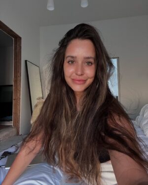 Alexandra Cosentino Instagram - Le recap de 2024 viendra, mais d’ici là, voici ce que je souhaite pour 2025: plus de moments 😍 comme ceux-ci!!! 

Après l’année la plus difficile/challengente de ma vie (littéralement) ce temps de qualité incroyable en famille est tellement mais TELLEMENT précieux!!! Je suis infiniment grateful d’avoir (presque) toute ma famille à mes côtés pour traverser cette nouvelle année ! 

Un vieux dicton que j’aime bien: “Ce que vous ferez le premier jour de l’année dictera les prochaines saisons”! Je nous souhaite des moments comme ça à profusion en 2025!

Happy new year la gang,
Merci de me suivre dans cette folie, dans ce projet, dans cette mission, dans cette nouvelle vie avec @sirkmayer , Brixton et nos 8 chevaux 🐴! Quitter la ville pour s’installer en campagne de Nassau dans les Bahamas … c’était pas exactement ce que j’avais picture en tête, mais je comprend que rien de grand vient avec facilité dans la vie et j’ai tellement appris et grandi vous avez pas idée … certaines de mes amies, je ne les ai pas vu depuis 1 an et je sais qu’elles me feront que j’ai positivement été transformé par cette expérience!

Je me souhaite aussi de me permettre d’être cette “rock star” ⭐️ strong & free, physically & mentally… parce que je le mérite, parce que je suis tellement fière de moi, de nous, de ce qu’on a bravement accompli en 2024… Seigneur, merci merci merci… pour la protection, l’amour, la santé, la famille, la paix, la sérénité, l’amitié, la vie… Merci 🙏🏽 

#hello2025 #thankyou2024 #familia #bahamas #newyearsresolutions