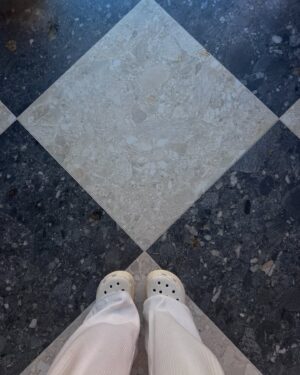 Alexandra Cosentino Instagram - Le recap de 2024 viendra, mais d’ici là, voici ce que je souhaite pour 2025: plus de moments 😍 comme ceux-ci!!! 

Après l’année la plus difficile/challengente de ma vie (littéralement) ce temps de qualité incroyable en famille est tellement mais TELLEMENT précieux!!! Je suis infiniment grateful d’avoir (presque) toute ma famille à mes côtés pour traverser cette nouvelle année ! 

Un vieux dicton que j’aime bien: “Ce que vous ferez le premier jour de l’année dictera les prochaines saisons”! Je nous souhaite des moments comme ça à profusion en 2025!

Happy new year la gang,
Merci de me suivre dans cette folie, dans ce projet, dans cette mission, dans cette nouvelle vie avec @sirkmayer , Brixton et nos 8 chevaux 🐴! Quitter la ville pour s’installer en campagne de Nassau dans les Bahamas … c’était pas exactement ce que j’avais picture en tête, mais je comprend que rien de grand vient avec facilité dans la vie et j’ai tellement appris et grandi vous avez pas idée … certaines de mes amies, je ne les ai pas vu depuis 1 an et je sais qu’elles me feront que j’ai positivement été transformé par cette expérience!

Je me souhaite aussi de me permettre d’être cette “rock star” ⭐️ strong & free, physically & mentally… parce que je le mérite, parce que je suis tellement fière de moi, de nous, de ce qu’on a bravement accompli en 2024… Seigneur, merci merci merci… pour la protection, l’amour, la santé, la famille, la paix, la sérénité, l’amitié, la vie… Merci 🙏🏽 

#hello2025 #thankyou2024 #familia #bahamas #newyearsresolutions