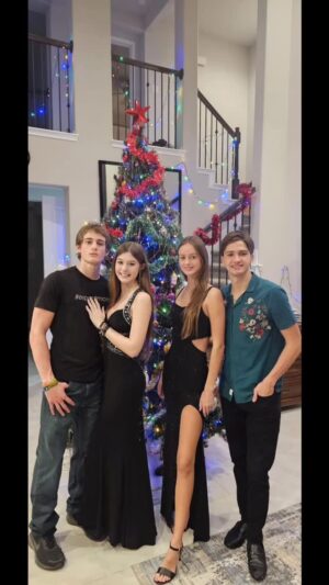 Alexis Arnold Instagram - Fun New Years Eve party with my friends! #newyear #newyearseve #newyearseve2025 #happynewyear #party #fireworks #alexisarnoldactress #fancy #food #foodie #alexisarnoldmodel