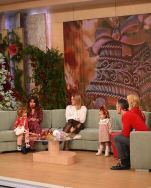 Alice Alves Instagram - O que a Benedita gostou de ir ao @doisas10tvi e conhecer a @hereisbell e a Caetana. 
Obrigada pelo presente @dailycristina @claudio_ramos e obrigada a toda a equipa ❤️🎄💫