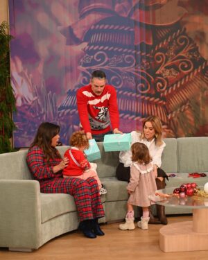 Alice Alves Instagram - O que a Benedita gostou de ir ao @doisas10tvi e conhecer a @hereisbell e a Caetana. 
Obrigada pelo presente @dailycristina @claudio_ramos e obrigada a toda a equipa ❤️🎄💫