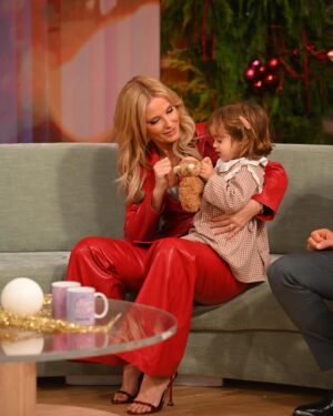 Alice Alves Instagram - O que a Benedita gostou de ir ao @doisas10tvi e conhecer a @hereisbell e a Caetana. 
Obrigada pelo presente @dailycristina @claudio_ramos e obrigada a toda a equipa ❤️🎄💫