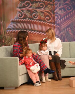 Alice Alves Instagram - O que a Benedita gostou de ir ao @doisas10tvi e conhecer a @hereisbell e a Caetana. 
Obrigada pelo presente @dailycristina @claudio_ramos e obrigada a toda a equipa ❤️🎄💫
