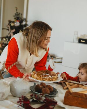 Alice Alves Instagram - Lanche de Natal mãe e filha… As duas de pijamas @kiabi_portugal a condizer, enquanto misturávamos os ingredientes para um delicioso bolo de laranja. A farinha voou por todo o lado, ficámos com as mãos “caiadas” de branco e desatámos rir sem parar. A bancada ficou caótica. Quando o bolo foi ao forno a Benny não queria esperar ;) Ela é que sabe, a melhor parte é mesmo comer! 
Deixo a receita que não seguimos à risca para os mais gulosos 😋
Bolo simples de laranja:
- 4 ovos 
- 150 g de açúcar 
- 100 ml de óleo / óleo de coco
- 250 ml de sumo de laranja natural 
- 300 g de farinha de trigo 
- 1 colher de sopa de fermento em pó 

1. Bata os ovos com o açúcar. Junte o óleo e o sumo das laranjas e envolva bem. 
2. Acrescente a farinha e o fermento, misturando suavemente. 
3. Verta a massa numa forma untada e leve ao forno pré-aquecido a 180°C durante 35 minutos.
Boas receitas e bons momentos em família 💕 #pub