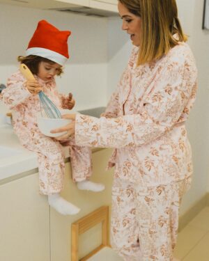 Alice Alves Instagram - Lanche de Natal mãe e filha… As duas de pijamas @kiabi_portugal a condizer, enquanto misturávamos os ingredientes para um delicioso bolo de laranja. A farinha voou por todo o lado, ficámos com as mãos “caiadas” de branco e desatámos rir sem parar. A bancada ficou caótica. Quando o bolo foi ao forno a Benny não queria esperar ;) Ela é que sabe, a melhor parte é mesmo comer! 
Deixo a receita que não seguimos à risca para os mais gulosos 😋
Bolo simples de laranja:
- 4 ovos 
- 150 g de açúcar 
- 100 ml de óleo / óleo de coco
- 250 ml de sumo de laranja natural 
- 300 g de farinha de trigo 
- 1 colher de sopa de fermento em pó 

1. Bata os ovos com o açúcar. Junte o óleo e o sumo das laranjas e envolva bem. 
2. Acrescente a farinha e o fermento, misturando suavemente. 
3. Verta a massa numa forma untada e leve ao forno pré-aquecido a 180°C durante 35 minutos.
Boas receitas e bons momentos em família 💕 #pub