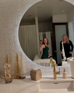 Alicia Witt Instagram - getting ready to present on @saturnawards tomorrow! 
delighted to be representing @longlegsfilm at the academy of horror’s annual film and tv honors. we have 5 nominations! it’ll air live on @therokuchannel tomorrow afternoon starting at 4PT. 

a most wondrous facial courtesy of @chaneljenae at @arconalosangeles - a pre-red carpet all natural glow  for this filler and botox free zone ✨

messed up uno (otherwise known as @uno_no_mercy, tagline ‘it’ll ruin every relationship you have’ ™️ @riazrpatel ) and some incredibly good chess from a wickedly talented 7 year old opponent. he nearly got me! (nearly)

loving being back in LA for a spell. ✨
she’s been thru a lot and there are a lot of people in need. i’ll be sharing some ways we can help. keep an eye on my stories for that.