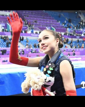 Alina Zagitova Instagram - Сегодня особенный день — ровно 7 лет назад я стояла на вершине олимпийского пьедестала в Пхенчхане. Этот момент навсегда останется в моем сердце как символ невероятной радости, усилий и веры. Но я знаю точно: этот успех был бы невозможен без вашей поддержки.

Хочу поблагодарить свою семью — моих родителей, которые всегда были рядом, поддерживали меня в трудные моменты и верили в меня даже тогда, когда мне самой было сложно поверить в себя. Спасибо вам за вашу любовь, терпение и заботу. Вы — моя главная сила и вдохновение🥰

Огромная благодарность моим тренерам, за ваше мастерство, профессионализм и бесконечное терпение🙏

Спасибо всем моим болельщикам! Ваша поддержка, ваши аплодисменты и искренние эмоции делали каждый мой выход на лед особенным💜

И, конечно, спасибо нашей великой стране — России, за предоставленную возможность представлять её на мировой арене. Катание на олимпийском льду — это честь и ответственность, которую я старалась оправдать всеми своими выступлениями🇷🇺

Я горжусь тем, что смогла стать частью истории российского спорта и вдохновлять многих на новые свершения. Пусть впереди нас ждут еще больше побед, радости и ярких моментов!

С любовью и благодарностью, Ваша
Алина Загитова🫶