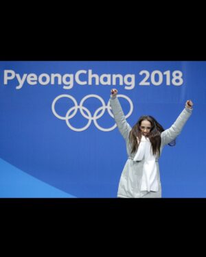 Alina Zagitova Instagram - Сегодня особенный день — ровно 7 лет назад я стояла на вершине олимпийского пьедестала в Пхенчхане. Этот момент навсегда останется в моем сердце как символ невероятной радости, усилий и веры. Но я знаю точно: этот успех был бы невозможен без вашей поддержки.

Хочу поблагодарить свою семью — моих родителей, которые всегда были рядом, поддерживали меня в трудные моменты и верили в меня даже тогда, когда мне самой было сложно поверить в себя. Спасибо вам за вашу любовь, терпение и заботу. Вы — моя главная сила и вдохновение🥰

Огромная благодарность моим тренерам, за ваше мастерство, профессионализм и бесконечное терпение🙏

Спасибо всем моим болельщикам! Ваша поддержка, ваши аплодисменты и искренние эмоции делали каждый мой выход на лед особенным💜

И, конечно, спасибо нашей великой стране — России, за предоставленную возможность представлять её на мировой арене. Катание на олимпийском льду — это честь и ответственность, которую я старалась оправдать всеми своими выступлениями🇷🇺

Я горжусь тем, что смогла стать частью истории российского спорта и вдохновлять многих на новые свершения. Пусть впереди нас ждут еще больше побед, радости и ярких моментов!

С любовью и благодарностью, Ваша
Алина Загитова🫶