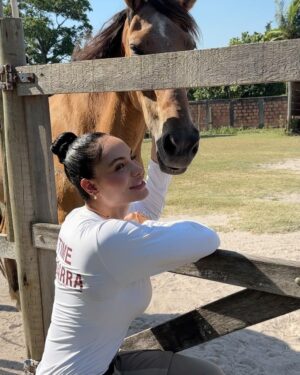 Aline Mineiro Instagram - VAMOS DAR VOZ PARA AQUELES QUE SÃO INVISÍVEIS E VÍTIMAS DE TANTA CRUELDADE E MAUS TRATOS 🙏🏼

➡️PRECISAMOS DE VOCÊS PARA QUE ESSE TRABALHO CONTINUE!

DE TODAS AS EXPERIÊNCIAS QUE JÁ VIVI NA MINHA VIDA, nada se compara a felicidade sem fim que sinto quando estou com os animais 🥹 o meu coração transborda de alegria, meus olhos enchem de lágrimas de tanta satisfação, minha alma sorri e o tempo para em uma imensidão de amor ❤️ Descobri o meu propósito, pois nada além disso nesse mundo faz com que eu me sinta assim. 

@garranimal eu já está com saudades de vocês e dos GARRINHOS 🥹 OBRIGADA por cuidar tão bem dos nossos anjos, dando dignidade , respeito, amor, carinho e tudo que eles merecem até conseguirem achar um lar e uma família! 
ME DESCULPA mas eu não tenho palavras o suficiente para expressar o que eu sinto para agradecer realmente por esse trabalho tão lindo, só peço a Deus que abençoe cada vez mais e continue dando saúde e sabedoria para que esse trabalho se estenda e passe por gerações! 

QUE ESSA CORRENTE DO BEM NUNCA TENHA FIM❤️

FOTOS : @wagnerojunior
