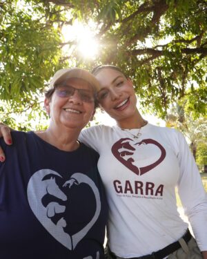 Aline Mineiro Instagram - VAMOS DAR VOZ PARA AQUELES QUE SÃO INVISÍVEIS E VÍTIMAS DE TANTA CRUELDADE E MAUS TRATOS 🙏🏼

➡️PRECISAMOS DE VOCÊS PARA QUE ESSE TRABALHO CONTINUE!

DE TODAS AS EXPERIÊNCIAS QUE JÁ VIVI NA MINHA VIDA, nada se compara a felicidade sem fim que sinto quando estou com os animais 🥹 o meu coração transborda de alegria, meus olhos enchem de lágrimas de tanta satisfação, minha alma sorri e o tempo para em uma imensidão de amor ❤️ Descobri o meu propósito, pois nada além disso nesse mundo faz com que eu me sinta assim. 

@garranimal eu já está com saudades de vocês e dos GARRINHOS 🥹 OBRIGADA por cuidar tão bem dos nossos anjos, dando dignidade , respeito, amor, carinho e tudo que eles merecem até conseguirem achar um lar e uma família! 
ME DESCULPA mas eu não tenho palavras o suficiente para expressar o que eu sinto para agradecer realmente por esse trabalho tão lindo, só peço a Deus que abençoe cada vez mais e continue dando saúde e sabedoria para que esse trabalho se estenda e passe por gerações! 

QUE ESSA CORRENTE DO BEM NUNCA TENHA FIM❤️

FOTOS : @wagnerojunior