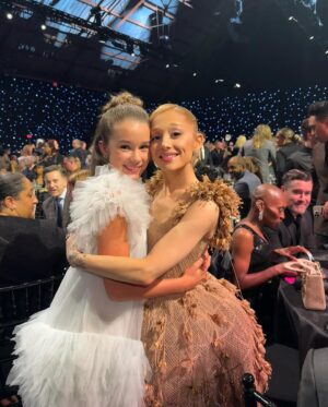 Alisha Weir Instagram - @criticschoice a dream come true💫🫶🏻🤍
Thank you to everyone who made this magical night possible, I am unbelievably grateful, and so honoured to have been recognised for 'Abigail' and be among so many amazing people last night. 
It feels like a dream💞 
Thank you @universalpictures @abigailthemovie @officialpxe @imprintpr 💙

And to the best!!!! 
Hair: @marcmena 
Makeup: @sarahuslan 
Styling: @laura_sophie_cox