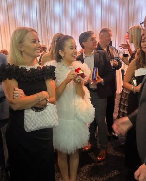 Alisha Weir Instagram - @criticschoice a dream come true💫🫶🏻🤍
Thank you to everyone who made this magical night possible, I am unbelievably grateful, and so honoured to have been recognised for 'Abigail' and be among so many amazing people last night. 
It feels like a dream💞 
Thank you @universalpictures @abigailthemovie @officialpxe @imprintpr 💙

And to the best!!!! 
Hair: @marcmena 
Makeup: @sarahuslan 
Styling: @laura_sophie_cox