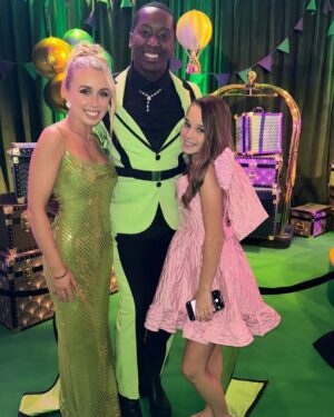 Alisha Weir Instagram - Wicked European Premiere!💕🫧💚🎀✨
So unbelievably grateful for last night! This movie is EVERYTHING and more!🫶🏻 
Thank you so much @universalpicturesuk @charnleycommunications @methodldn 💚
And to all the amazing people I met last night! Xx