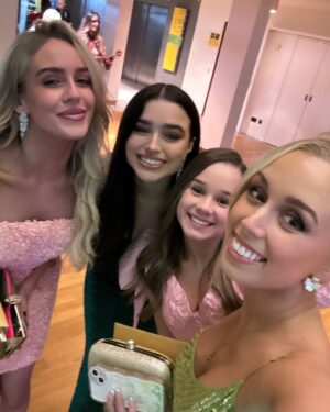 Alisha Weir Instagram - Wicked European Premiere!💕🫧💚🎀✨
So unbelievably grateful for last night! This movie is EVERYTHING and more!🫶🏻 
Thank you so much @universalpicturesuk @charnleycommunications @methodldn 💚
And to all the amazing people I met last night! Xx
