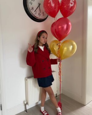 Alisha Weir Instagram - Grateful and extremely excited for this next chapter!☀️🫶🏻🎈
Thank you everyone for your kind messages as always they never go unnoticed! 
Alish❤️