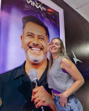 Alison Mandel Instagram - Vamos mi amor 💙💙💙💙💙💙 
Que esta noche sea de felicidad y de pasarlo más que bien 💗
Te amo mi rey 💟 me da felicidad que haya llegado este día y voy a disfrutar los chistes de mi rutina favorita por última vez… esperando el momento del Cloro con ansias.
Subí fotos donde babeo de amor y luego un compilado de fotos que tú subiste donde yo me veo feísima y tu hermoso 🤣😂🤣