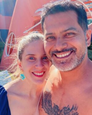 Alison Mandel Instagram - Vamos mi amor 💙💙💙💙💙💙 
Que esta noche sea de felicidad y de pasarlo más que bien 💗
Te amo mi rey 💟 me da felicidad que haya llegado este día y voy a disfrutar los chistes de mi rutina favorita por última vez… esperando el momento del Cloro con ansias.
Subí fotos donde babeo de amor y luego un compilado de fotos que tú subiste donde yo me veo feísima y tu hermoso 🤣😂🤣