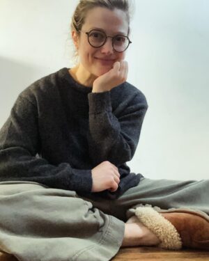 Alison Sudol Instagram - my sweet mama friend Sandra has a fantastic small business and this jumper is the perfect cozy winter gift - find her at @steencollection xxx