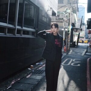 Allison Lin Instagram - 某天宣傳的知君與姵亭
多麼cute☺️

#死了一個娛樂女記者之後 

@mirrorfiction_series 
@sandroparis 

Stylist @charliebubblecat 
Makeup @kaiting_w 
Hair @zoom_hans 
Team @weteamwork.co