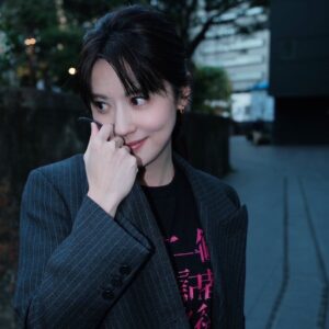 Allison Lin Instagram - 某天宣傳的知君與姵亭
多麼cute☺️

#死了一個娛樂女記者之後 

@mirrorfiction_series 
@sandroparis 

Stylist @charliebubblecat 
Makeup @kaiting_w 
Hair @zoom_hans 
Team @weteamwork.co