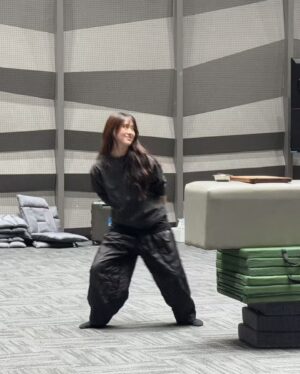 Ally Chiu Instagram - 💭🖤
從未知到畢業
在這趟旅程裡
有太多太多的故事
需要再慢下來逐一整理
請期待我的分享！！！