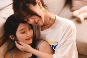 Ally Chiu Instagram - 我喜歡妳 是我一直沒說出口的秘密
兩顆心相遇 無需被定義 只需彼此懂得

「她教會了我愛，卻沒能陪我走到最後。」
愛情有時不是永恆的承諾，而是一段珍貴的經歷。

#不一定要在一起 #MvComingSoon