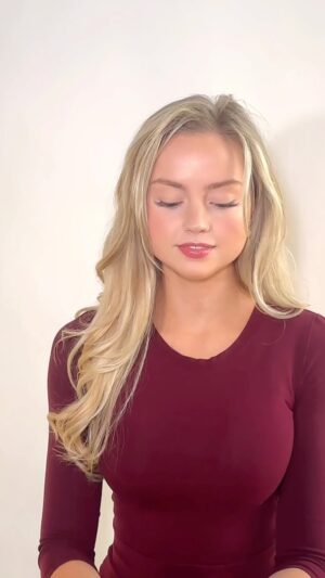 Alta Sweet Tabar Instagram - Ariana Grande - “we can’t be friends” (cover)❤️🎵#cover #reels #arianagrande #explore #instagramreels #love #music #trendingreels #trendingvideos #sing #singing