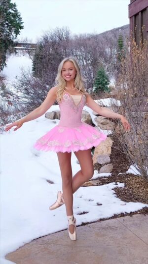 Alta Sweet Tabar Instagram - Sugar Plum Fairy🩰✨🎀

#christmas #holidays #santa #santaclaus #christmasdance #snow #xmas #christmascountdown #🎄 #happyholidays #christmastree #christmasdecor #december #xmastree #dance #christmastime #christmasdecorations #trendingvideos #viralvideos #reels #ballet #sugarplumfairy