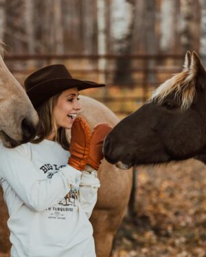Amber Marshall Instagram - Time is running out to shop our Winter Blowout Sale ⏰

⭐️ Buy 2 items, get 20% off 
⭐️ Buy 3 items, get 30% off
⭐️ Buy 4  items, get 40% off 

Have you shopped the sale? Let us know in the poll ⬇️ 
The sale ends February 22nd at 11:59 MST.