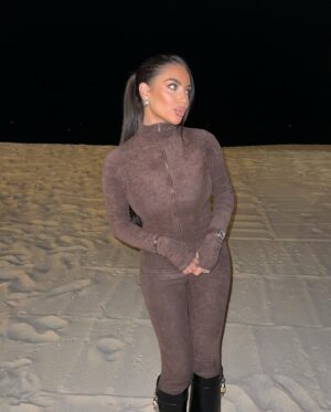 Ambre Abadia Instagram - 🤎 

Ensemble @fashionnova 🔥 
Réf : Weekend Chill Terry Cloth Pant Set - Chocolate

#collaborationrémunérée